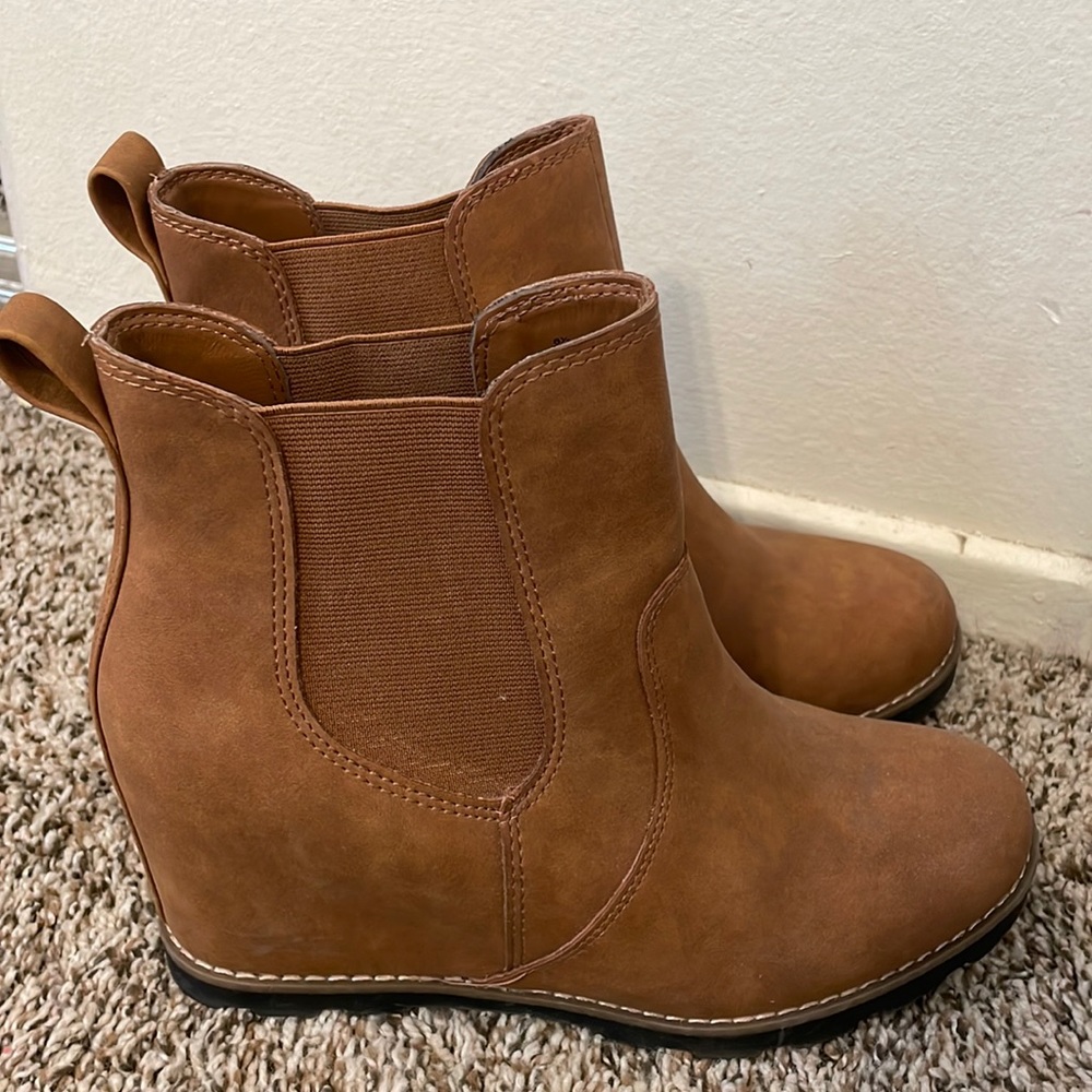 Universal thread ankle boots